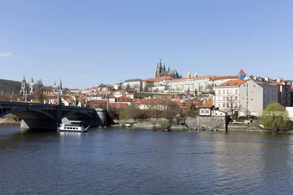 Gotik Prag Kalesi Ile Strana Yukarıda Nehri Vltava Güneşli Gün — Stok fotoğraf