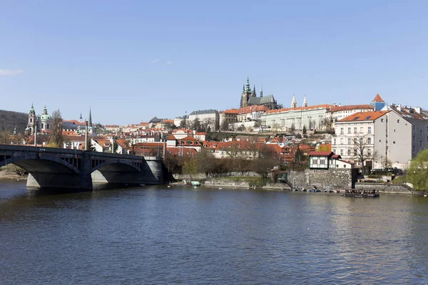 Castelo Gótico Praga Com Menor Cidade Acima Rio Vltava Dia — Fotografia de Stock