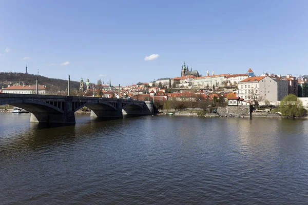 Gotik Prag Kalesi ile Strana'da yukarıda Nehri Vltava güneşli gün, Çek Cumhuriyeti