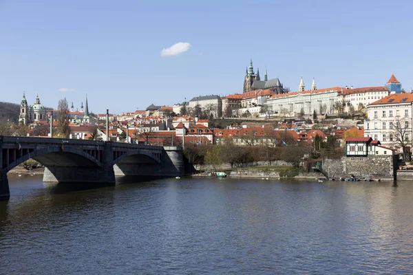 Castillo Gótico Praga Con Ciudad Menor Sobre Río Moldava Soleado —  Fotos de Stock