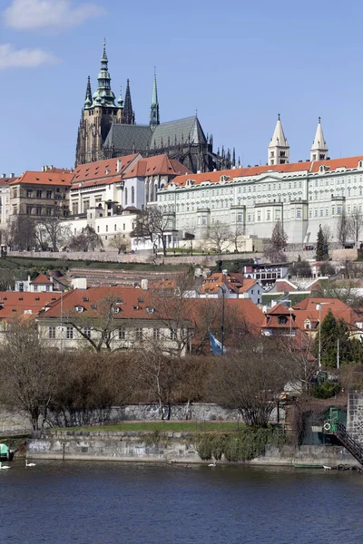Gotik Prag Kalesi ile Strana'da yukarıda Nehri Vltava güneşli gün, Çek Cumhuriyeti