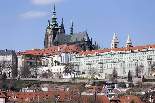 Gotik Prag Kalesi ile Strana'da yukarıda Nehri Vltava güneşli gün, Çek Cumhuriyeti