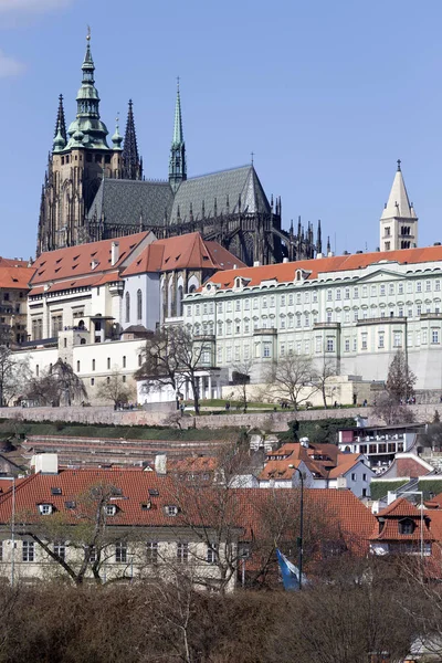 Gotik Prag Kalesi ile Strana'da yukarıda Nehri Vltava güneşli gün, Çek Cumhuriyeti