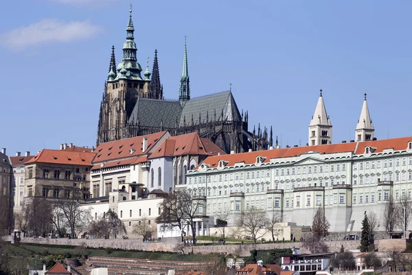 Gotik Prag Kalesi ile Strana'da yukarıda Nehri Vltava güneşli gün, Çek Cumhuriyeti