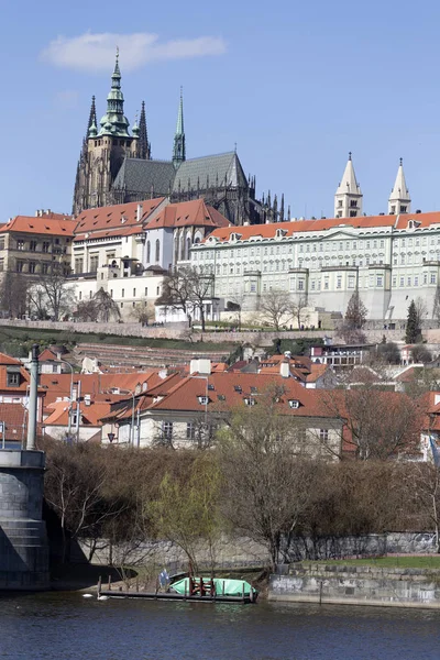 Gotik Prag Kalesi ile Strana'da yukarıda Nehri Vltava güneşli gün, Çek Cumhuriyeti