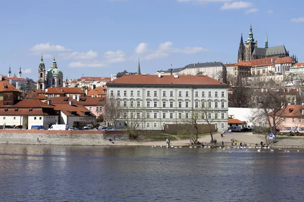 Castillo Gótico Praga Con Ciudad Menor Sobre Río Moldava Soleado —  Fotos de Stock