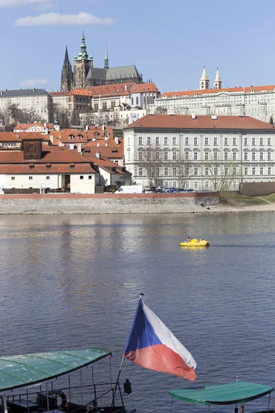Gotik Prag Kalesi ile Strana'da yukarıda Nehri Vltava güneşli gün, Çek Cumhuriyeti
