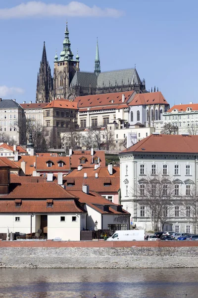 Gotik Prag Kalesi ile Strana'da yukarıda Nehri Vltava güneşli gün, Çek Cumhuriyeti