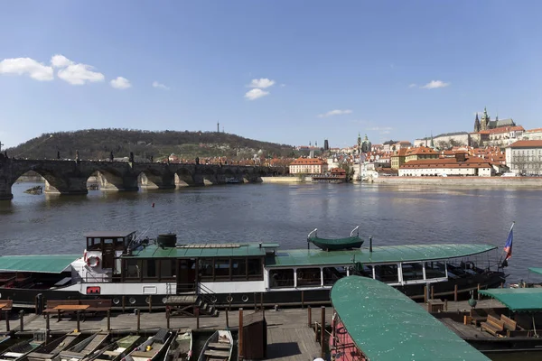 Castillo Gótico Praga Con Ciudad Menor Sobre Río Moldava Soleado —  Fotos de Stock