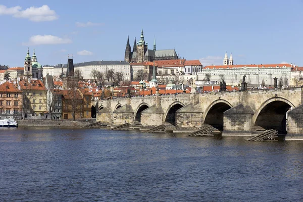 Gotik Prag Kalesi Ile Strana Yukarıda Nehri Vltava Güneşli Gün — Stok fotoğraf