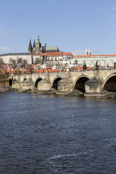 Gotik Prag Kalesi ile Strana'da yukarıda Nehri Vltava güneşli gün, Çek Cumhuriyeti