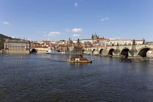 Gotik Prag Kalesi ile Strana'da yukarıda Nehri Vltava güneşli gün, Çek Cumhuriyeti