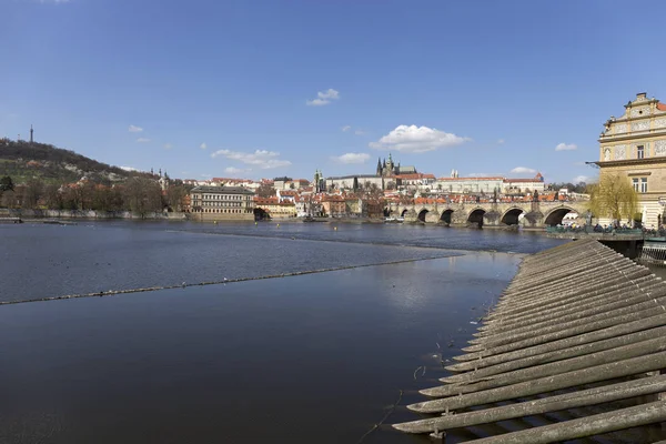 Gotiska Pragborgen Med Mindre Staden Ovanför Floden Moldau Soliga Dag — Stockfoto