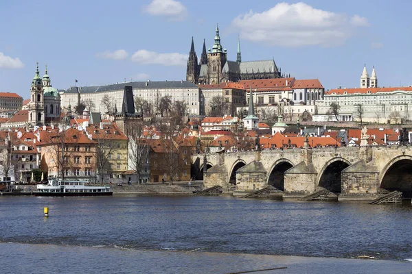 Gotik Prag Kalesi ile Strana'da yukarıda Nehri Vltava güneşli gün, Çek Cumhuriyeti