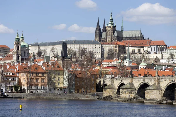 Castillo Gótico Praga Con Ciudad Menor Sobre Río Moldava Soleado —  Fotos de Stock