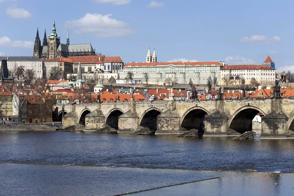 Gotik Prag Kalesi ile Strana'da yukarıda Nehri Vltava güneşli gün, Çek Cumhuriyeti