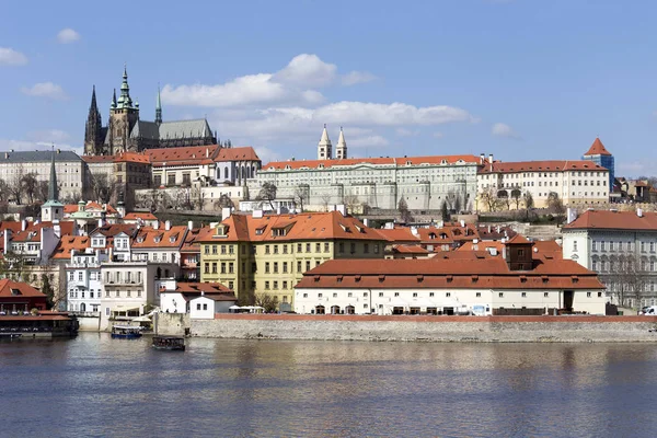 Castillo Gótico Praga Con Ciudad Menor Sobre Río Moldava Soleado — Foto de Stock