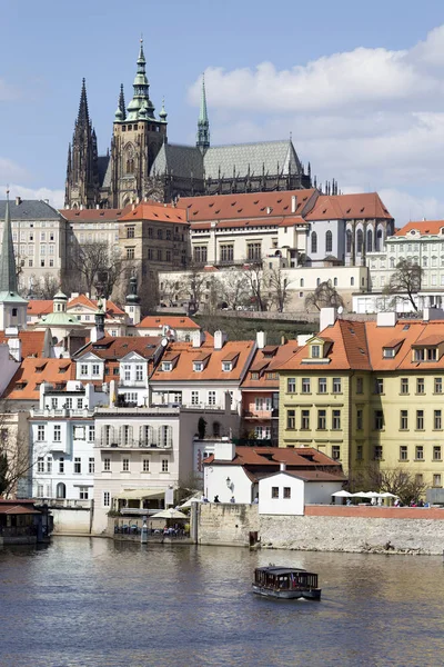 Gotik Prag Kalesi ile Strana'da yukarıda Nehri Vltava güneşli gün, Çek Cumhuriyeti