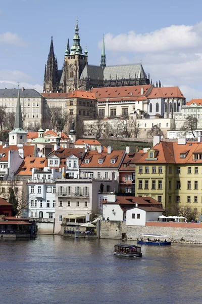 Castillo Gótico Praga Con Ciudad Menor Sobre Río Moldava Soleado — Foto de Stock