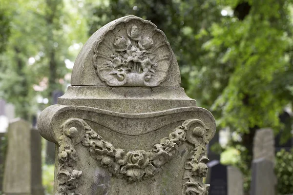 旧ユダヤ人墓地とその墓石 — ストック写真