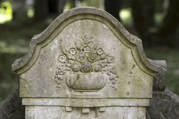 Eski Yahudi Mezarlığı ve onun mezar taşları