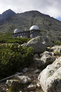 Tepeler ve alp peyzaj yüksek Tatras, Slovakya'nın dağda görüntülemek