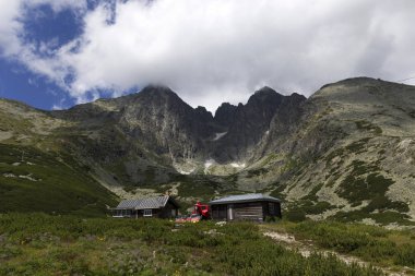 Tepeler ve alp peyzaj yüksek Tatras, Slovakya'nın dağda görüntülemek