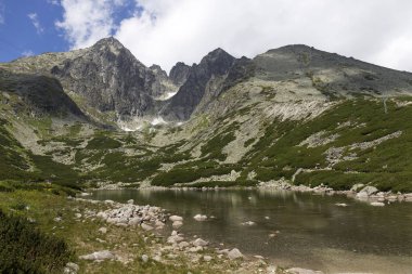 Tepeler ve alp peyzaj yüksek Tatras, Slovakya'nın dağda görüntülemek