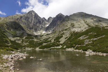 Tepeler ve alp peyzaj yüksek Tatras, Slovakya'nın dağda görüntülemek