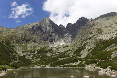 Tepeler ve alp peyzaj yüksek Tatras, Slovakya'nın dağda görüntülemek
