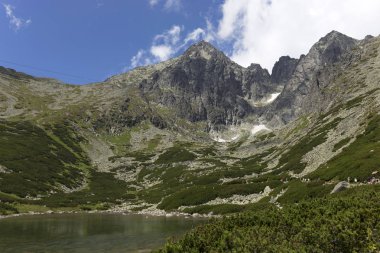 Tepeler ve alp peyzaj yüksek Tatras, Slovakya'nın dağda görüntülemek