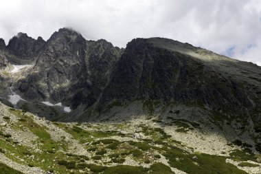Tepeler ve alp peyzaj yüksek Tatras, Slovakya'nın dağda görüntülemek