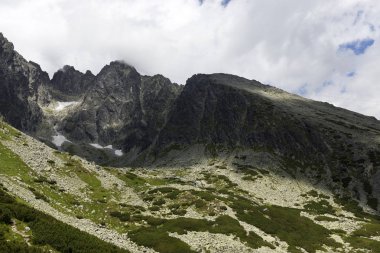 Tepeler ve alp peyzaj yüksek Tatras, Slovakya'nın dağda görüntülemek