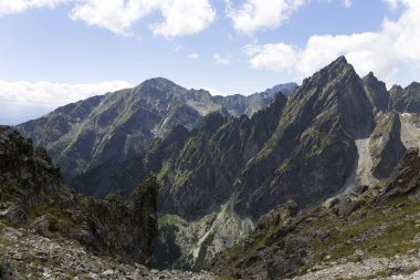 Tepeler ve alp peyzaj yüksek Tatras, Slovakya'nın dağda görüntülemek