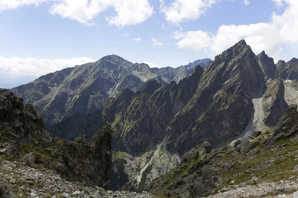 Tepeler ve alp peyzaj yüksek Tatras, Slovakya'nın dağda görüntülemek