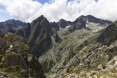 Tepeler ve alp peyzaj yüksek Tatras, Slovakya'nın dağda görüntülemek