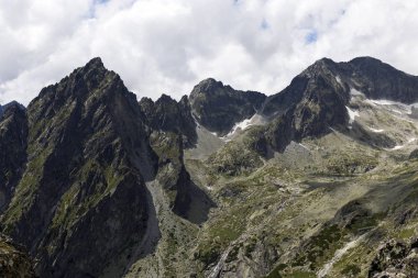 Tepeler ve alp peyzaj yüksek Tatras, Slovakya'nın dağda görüntülemek