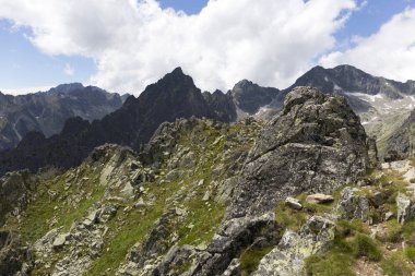 Tepeler ve alp peyzaj yüksek Tatras, Slovakya'nın dağda görüntülemek