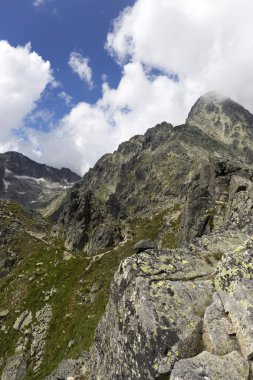 Tepeler ve alp peyzaj yüksek Tatras, Slovakya'nın dağda görüntülemek