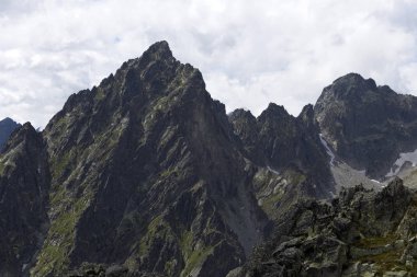 Tepeler ve alp peyzaj yüksek Tatras, Slovakya'nın dağda görüntülemek