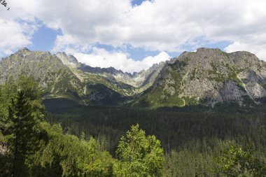 Tepeler ve alp peyzaj yüksek Tatras, Slovakya'nın dağda görüntülemek
