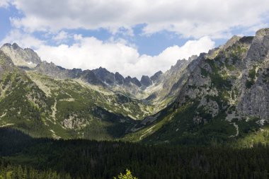 Tepeler ve alp peyzaj yüksek Tatras, Slovakya'nın dağda görüntülemek