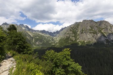 Tepeler ve alp peyzaj yüksek Tatras, Slovakya'nın dağda görüntülemek