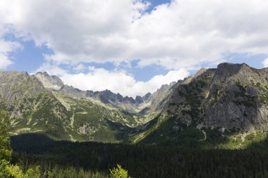 Tepeler ve alp peyzaj yüksek Tatras, Slovakya'nın dağda görüntülemek