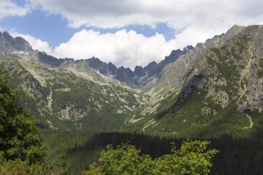 Tepeler ve alp peyzaj yüksek Tatras, Slovakya'nın dağda görüntülemek