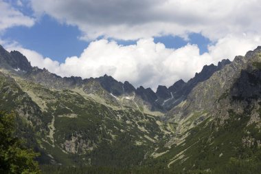 Tepeler ve alp peyzaj yüksek Tatras, Slovakya'nın dağda görüntülemek