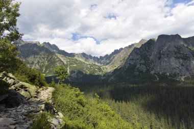 Tepeler ve alp peyzaj yüksek Tatras, Slovakya'nın dağda görüntülemek