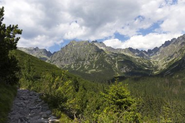 Tepeler ve alp peyzaj yüksek Tatras, Slovakya'nın dağda görüntülemek
