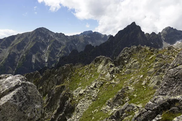 Tepeler ve alp peyzaj yüksek Tatras, Slovakya'nın dağda görüntülemek