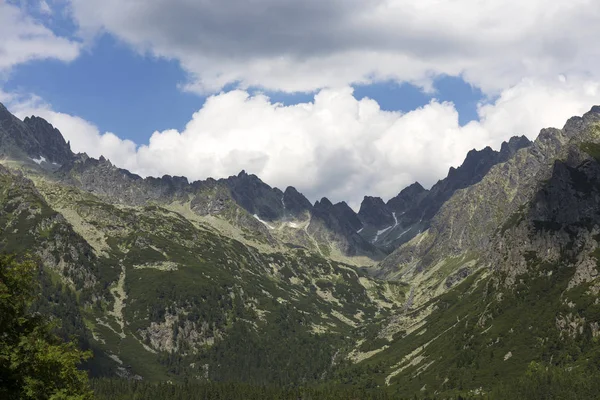 Tepeler ve alp peyzaj yüksek Tatras, Slovakya'nın dağda görüntülemek
